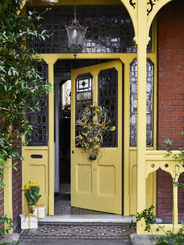 Malujemy drzwi zewnętrzne na wiosenny żółty kolor